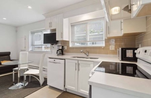 East Side House | Modern Private Laneway Home, Walk to SkyTrain