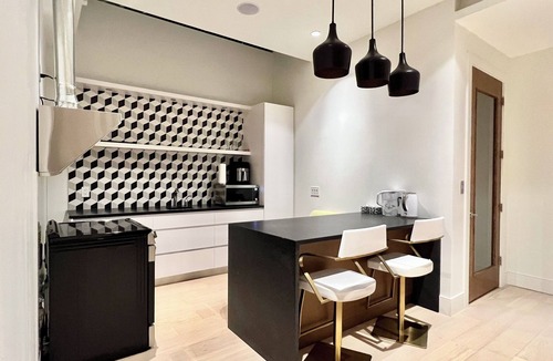Shaughnessy House | Modern Private Suite in Vancouver with Free Parking