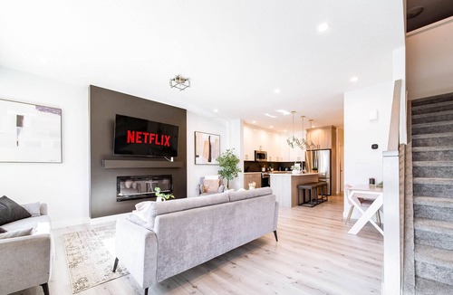 Southwest Edmonton House | Modern Retreat-3 King Beds-Garage-WiFi-Sleeps 10!