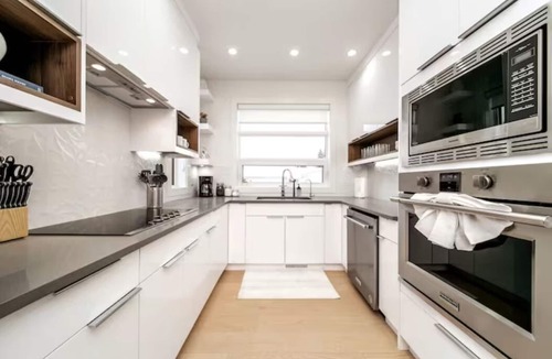 Southside House | Modern Retreat - Hot Tub - KingBed - AC - Fireplace - Garage