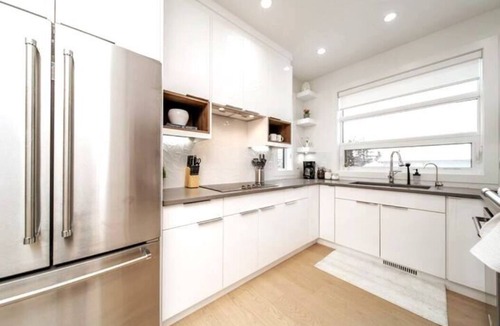 Southside House | Modern Retreat - Hot Tub - KingBed - AC - Fireplace - Garage