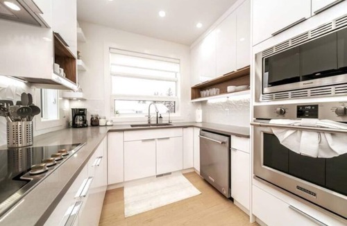 Southside House | Modern Retreat - Hot Tub - KingBed - AC - Fireplace - Garage