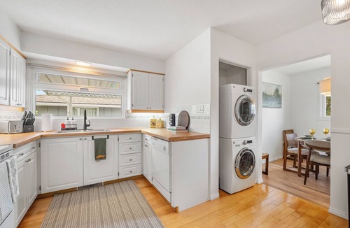 Haysboro House | Modern Retreat near Downtown & Stampede | AC | Free Park | Backyard | Deck| BBQ