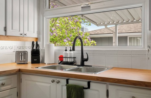 Haysboro House | Modern Retreat near Downtown & Stampede | AC | Free Park | Backyard | Deck| BBQ