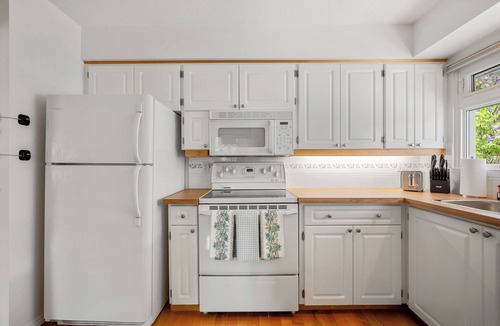 Haysboro House | Modern Retreat near Downtown & Stampede | AC | Free Park | Backyard | Deck| BBQ