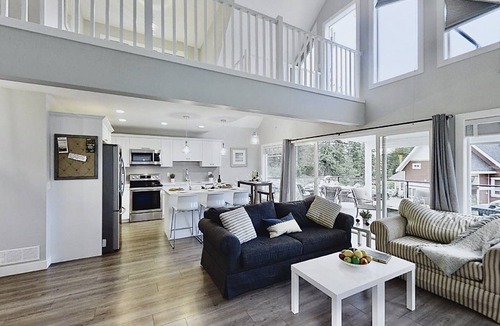 Central Okanagan Cottage | Modern, spacious and great for families : Comfortably sleeps 8