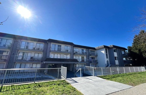 Lower Lonsdale Apartment | Modern & Top Floor 1 Bedroom Suite with Parking