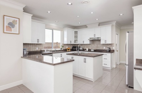 Richmond City Centre Apartment | Mordern 1 BR Suite . Living Room. Private Bath. Free Parking.AC .Near YVR