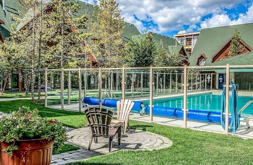 Cougar Creek Condo | Mountain Chic | 2BR Family Escape | Hot Tub + Pool