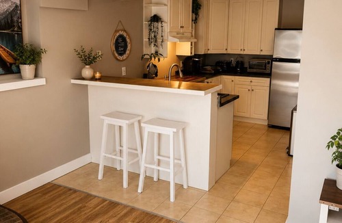 Central Okanagan House | Mountain Views - Sleeps 4 - Pet Friendly - Close to Wineries and Beaches