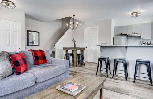 Harvie Heights Condo | Mountain Views w/Hot Tub Near Banff & Canmore