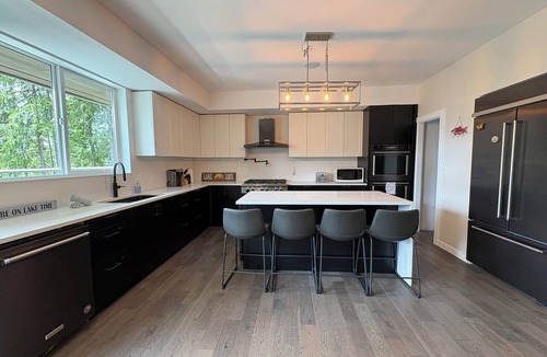 Anglemont House | Mountainside Lodge Shuswap Retreat/Lakeview Deck/Theatre Room/Sauna