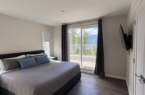 Anglemont House | Mountainside Lodge Shuswap Retreat/Lakeview Deck/Theatre Room/Sauna