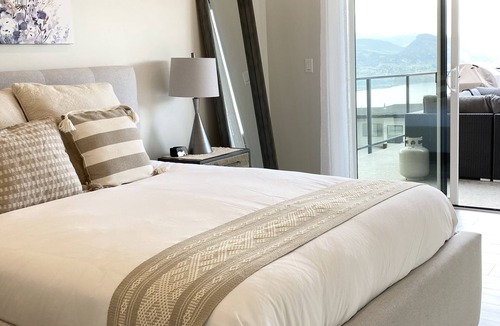 Okanagan-Similkameen Bed & Breakfast | Naramata Dreaming: Panoramic Deck Suite w/Heated Pool & Views