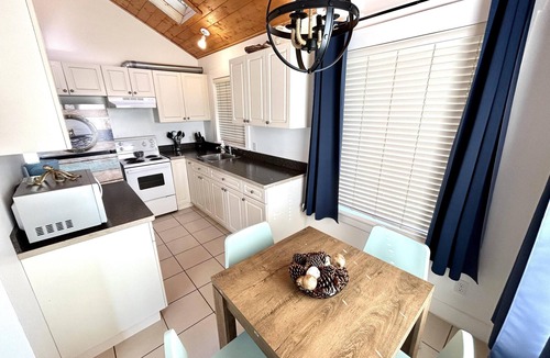 Anglemont Cabin | Nauti Cabin with HOT TUB! - Shuswap Vacations and Sledding Accommodation