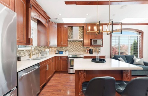 Fraserview House | Near DT Vancouver | 3 Beds | 12min to YVR