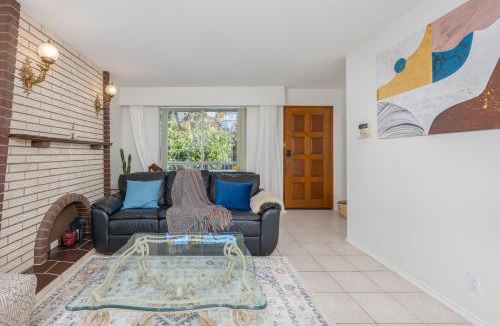 Grandview-Woodland House | Near Skytrain only 10 mins 2 stops away from FIFA Stadium with Free Parking and Full Kitchen