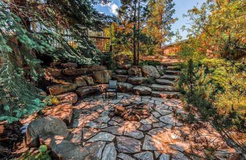 Canyon Meadows House | Nepresso maker Private HiddenGem Free parking 2Bedrooms 3Beds 1Den