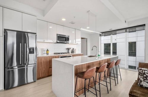 Kensington Apartment | NEW | 2BR | Mins to Saddledome | UG Parking | AC