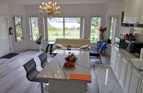 Southwest Mission Bed & Breakfast | New 3BR Guest Suite | Lakeview, Private Entry