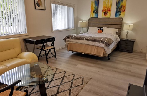 Southwest Mission Bed & Breakfast | New 3BR Guest Suite | Lakeview, Private Entry