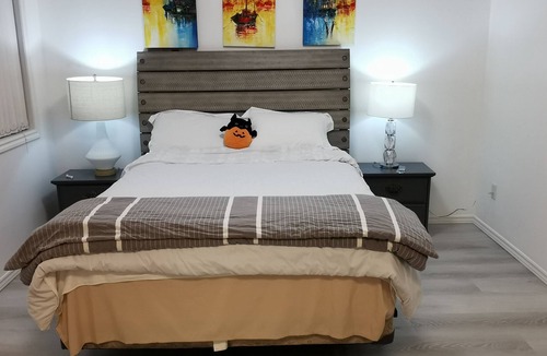 Southwest Mission Bed & Breakfast | New 3BR Guest Suite | Lakeview, Private Entry