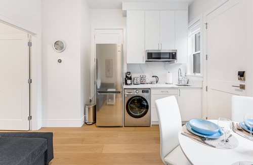 Burnaby House | New Bright Modern Guest Suite in Vancouver
