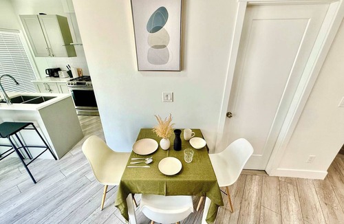 Surrey House | New Downtown Townhouse, Free Parking Near SkyTrain