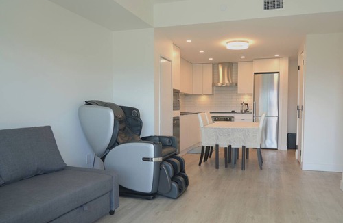 Downtown Kelowna Condo | New DT Condo King Bed, Massage Chair, Lake Access @Brooklyn 1711