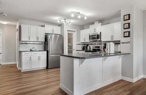 Southwest Edmonton House | New Edmonton House 10 mins to Airport, Super close to best places in Edmonton