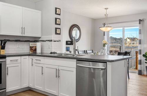 Southwest Edmonton House | New Edmonton House 10 mins to Airport, Super close to best places in Edmonton
