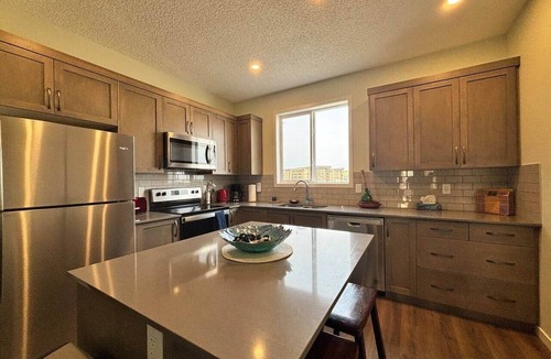 Southeast Calgary House | New*EntireHome*5bdrm*Parks*River