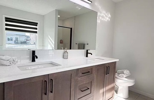 Cochrane House | New Home/Quick HWY Access | Quiet Community