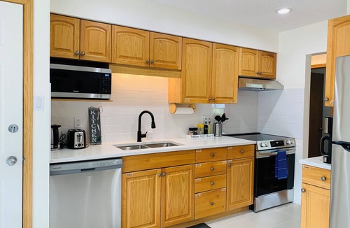 Brentwood House | New | Intro Price | Bright 5BR Dual-Suite Near UofC | Games + Gym + BBQ | 13m DT
