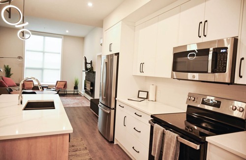 Golden Apartment | New Mountain View Condo | 2BR 3 Beds AC Vaulted Ceilings Top Floor