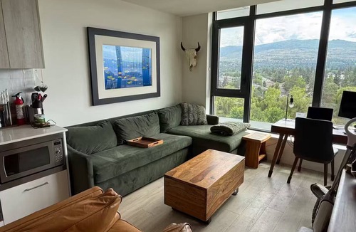 South Pandosy Condo | New Okanagan Lake Condo: Pool, Gym, Prime Location