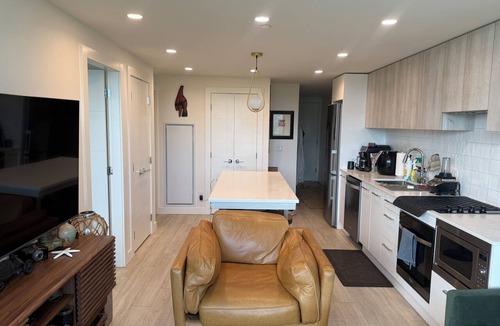 South Pandosy Condo | New Okanagan Lake Condo: Pool, Gym, Prime Location