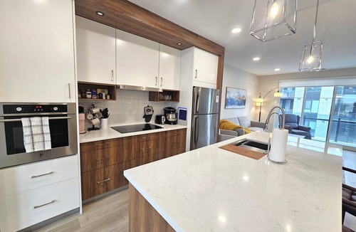 University District Condo | New! Sleeps 6 in YYC Uni District. Pet Friendly, Close to Mountains & Downtown!