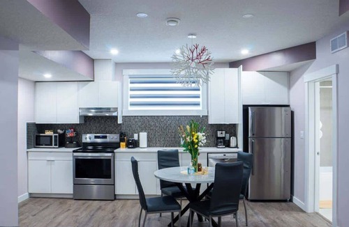 Beaumont House | New stylish & homely 2 bdrm suite-10min to Airport