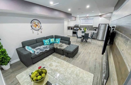Beaumont House | New stylish & homely 2 bdrm suite-10min to Airport