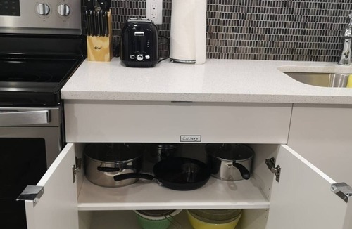 Beaumont House | New stylish & homely 2 bdrm suite-10min to Airport