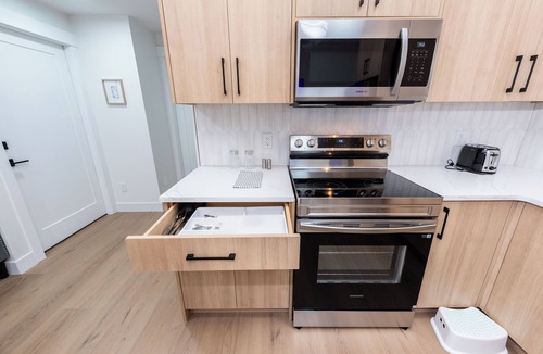 Northwest Calgary Apartment | Newly built 2 bedroom suite with kitchen & laundry