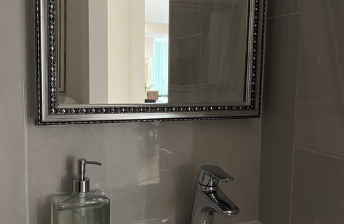 Saanich East Bed & Breakfast | Newly redecorated in the Cadboro Bay beach village & short walk to UVIC