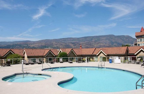 North End Condo | Newly renovated 2,000sf Penthouse Loft Discovery Bay Sleeps 12 with 4 bedrooms.