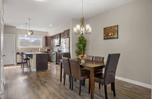 Northwest Calgary House | Nolanhill Nook 4-Bedroom Townhouse & Yard