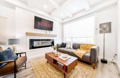 Jasper Place House | Nordic Retreat, 4BR, Min to WEM & DT, AirCon & Fireplace, Sleeps 10!