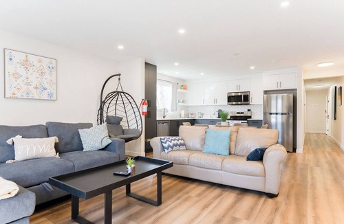 Crescent Heights Apartment | Nordic SPA Retreat, Hot Tub, Sleeps 8, Near Downtown and 15 min to the Airport!