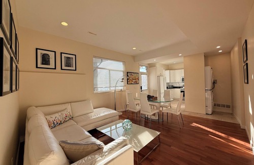 Burnaby House | North Burnaby Cozy Private Room #3 with Free Parking