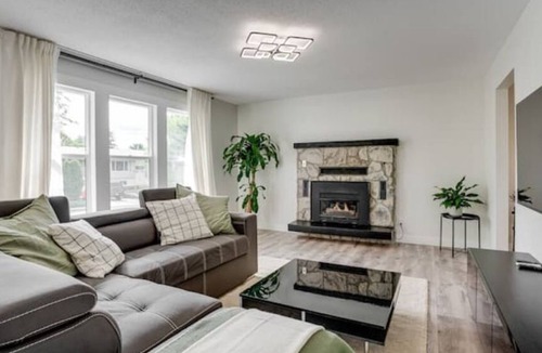 East Hill House | North Okanagan Jewel with hot tub