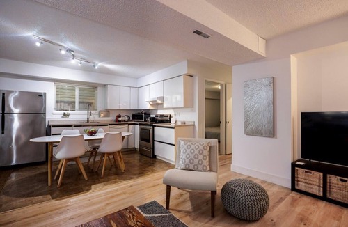Deep Cove House | North Vancouver Family-Friendly Retreat | Huge Private Patio & Yard
